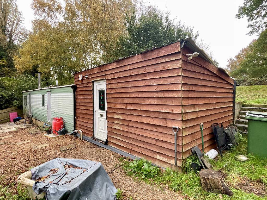 Lot: 135 - APPROXIMATELY 0.6 ACRE GYPSY/TRAVELLER SITE WITH PERMISSION FOR TWO UNITS - Static caravan and store on top plot